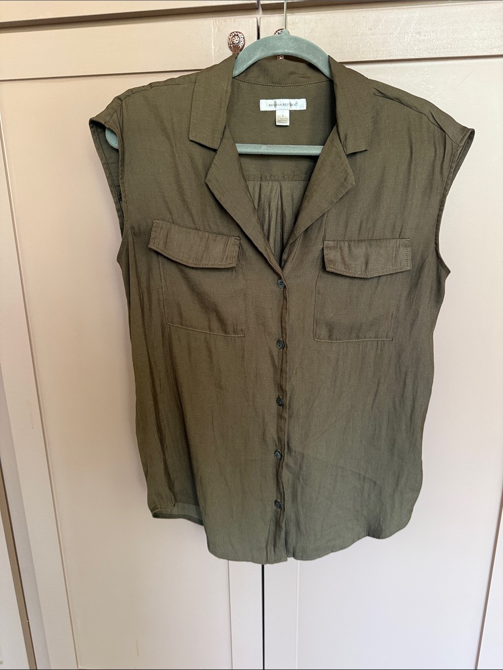 Banana Republic Olive Sleeveless Button-Front Women's Camp Shirt (ST)